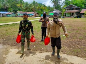 Anggota Polri Bantu Distribusikan Logistik Satgas TMMD 110 Kodim 1206/PSB.