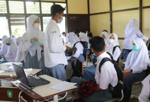 Satgas TMMD 110 Kodim 1206/PSB, Bagikan Masker dan Coklat Saat Penyuluhan Wawasan Kebangsaan.