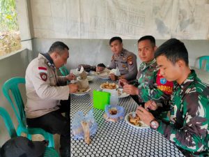 Wujud Kekompakan  ,TNI -POLRI Satgas  TMMD- 110 Putussibau  Makan Bersama