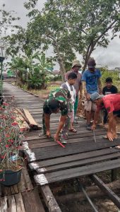 Satgas TMMD 110 Putussibau Turun  Percepat Pembangunan  Jembatan Hulu Pengkadan