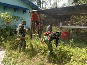Satgas TMMD 110 Putussibau Berikan Motivasi Kewarga Tanam Sayur di Rumah