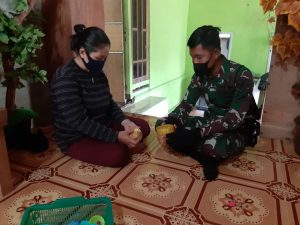 Belajar Kerajinan Anyaman Jadi Hiburan Satgas TMMD 110 Kodim 1206/ Psb