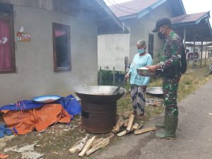 Satgas TMMD Ke 110 Bantu Warga Masak Dalam Rangka Yasinan
