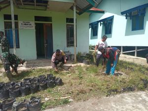Anggota Satgas TMMD 110 Kodim 1206/PSB Peduli Kebersihan Posyandu