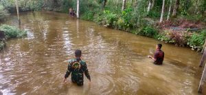 Hilangkan Lelah Setelah Bekerja, Satgas TMMD Ke 110 Kodim 1206/PSB Mencari Ikan Bersama Warga
