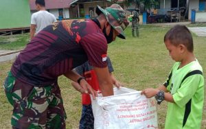 Satgas TMMD Ajak Pelajar SDN 06/Suka Ramai Bersihkan Lingkungan Sekolah