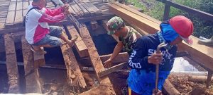 Anggota Satgas TMMD -110 Putussibau Kerjakan Jembatan Warga