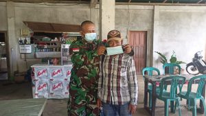 Sekian Kalinya Satgas TMMD -110 Bagikan Masker Terapkan Protokol Kesehatan