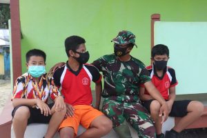Kebersamaan Satgas TMMD Kodim 1206/PSB Dengan Anak Anak Sekolah