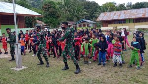 Ini Keseruan Anggota Satgas TMMD 110 Kodim 1206/PSB Ajarkan Anak SD Yel-Yel