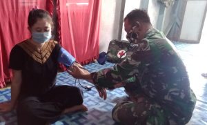 Cek Kesehatan Masyarakat, Tim Medis TMMD 110 Kodim 1206/PSB Datangi Rumah Warga