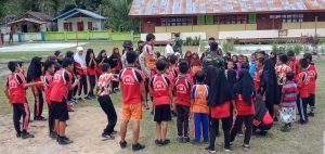Tumbuhkan Nilai Kebangsaan, Satgas TMMD 110 Kodim 1206/PSB Bermain Bersama Siswa SDN 06 Suka Ramai