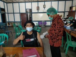 Awak Media di Sekadau Disuntik Vaksin