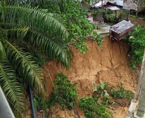 Tanah Longsor di Jembatan Penanjung, Sekadau
