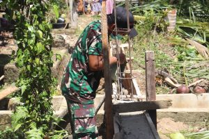 Satgas TMMD Kodim 1206/PSB Bantu Warga Cor Pagar Rumah