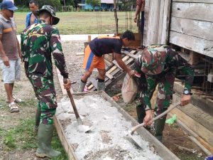 Satgas TMMD 110 Kodim 1206/PSB Bantu Warga Aduk Semen