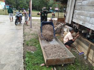 Satgas TMMD Kodim 1206/PSB Bantu Meringankan Beban Warga Dorong Gerobak