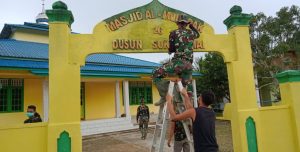 Satgas TMMD 110 Kodim 1206/PSB Cat Gapura Masjid Al-Mubarak.