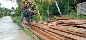 Anggota Satgas TMMD 110 Kodim 1206/PSB Bantu Masyarakat Angkut Material Kayu.
