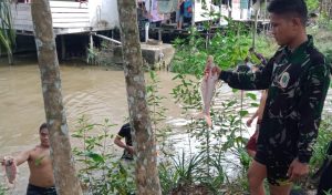 Anggota Satgas TMMD 110 Kodim 1206/PSB Sambangi Kolam Warga.