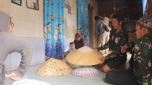 Satgas TMMD Ke 110 Kodim 1206/Psb belajar Kerajinan Menganyam