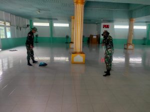 Personil Satgas TMMD ke 110 kodim 1206/PSB Mebersihkan masjid Al-Ikhlas