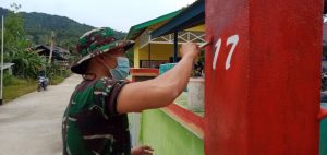 Satgas TMMD Lanjutkan Pengecatan Gapura SDN 06 Suka Ramai