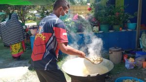 Anggota Satgas TMMD Ke 110 Kodim 1206/PSB Bantu Warga Masak Dalam Rangka Syukuran Sunatan.