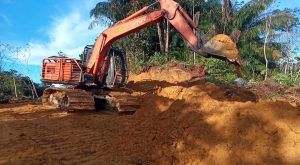 Semangat Operator Alat Berat , Taklukkan Medan Berat Di Lokasi TMMD Ke-110