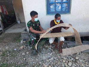 Satgas TMMD Ke 110 Melakukan Komsos Ke Rumah Pak Saibol Pengrajin Dari Rotan