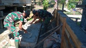 Manunggal Dengan Rakyat, Satgas TMMD Ke 110 Kodim 1206/PSB Bantu Warga Desa Hulu Pengkadan Bangun Rumah