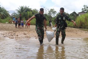 TMMD 110 Kodim 1206/PSB, TNI Gotong Royong Bantu Bangun Rumah Warga
