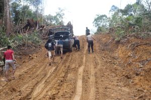 Jalan Sulit Dilewati, Satgas TMMD Ke- 110 Kodim 1206/PSB Tetap Semangat