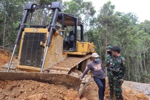 Tanpa Kenal Lelah, Tim Penerangan Kodim Terus Meliput Giat TMMD 110 Kodim 1206/PSB