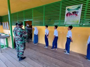 Perangi COVID-19 Satgas TMMD 110 Putussibau Kunjungi  Anak Sekolah