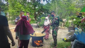 Satgas TMMD 110 -Putussibau Bantu Acara Slamatan  Cucu BPD Hulu Pengkadan