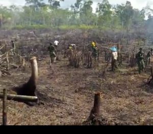 Satgas TMMD-110 Putussibau Bantu Masyarakat Bersihkan  Lokasi Pondok Pesantren