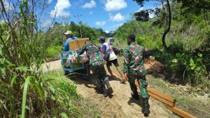 Satgas TMMD-110 Putusaibau Dorong Penjual  Sayur Dari Tanjakan Biar  Naik