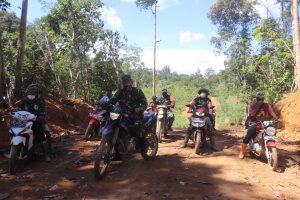 Warga Dusun Tintin Kemantan, mencoba jalan hasil pengerjaan TMMD Ke 110 Kodim 1206/PSB