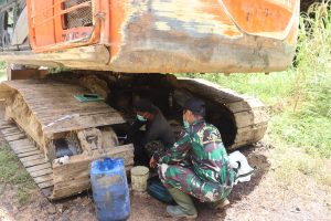 Personil Satgas TMMD Ke 110 Kodim 1206/PSB Dibantu Ahli Mekanik, Perbaiki Alat Berat yang Alami Kerusakan