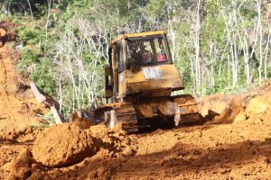 Operator Alat Berat Semangat Melakukan Pekerjaan Jalan Di Lokasi TMMD Ke-110 Kodim 1206/PSB