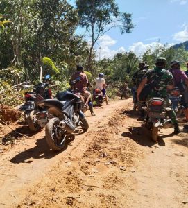 Kebersamaan Warga Dengan Satgas TMMD Kodim 1206/PSB, Melihat Jalan