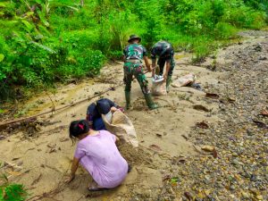 PKK Hulu Pengkadan Bantu TMMD 110 Putussibau Penyediaan Material Masjid