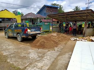 Warga Dan Satgas TMMD 110 Giat Kumpulkan  Material Tempat Wudhu