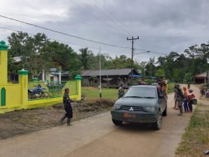 Satgas TMMD Ke 110 Bergotong Royong Mengambil Pasir Untuk Pembuatan Tempat Wudu