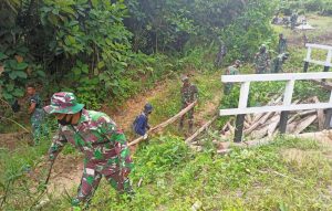 Membersihan Lingkungan Warga Bersemangat Bersama Satgas TMMD Kodim 1206/PSB