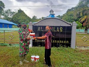 Satgas TMMD 110 Putussibau  Bantu    Cat Pagar Masjid Al-Iklas