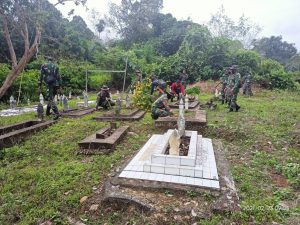 Minggu Bersih Satgas TMMD 110 Putussibau Pembersihan  Pemakaman Muslim
