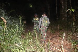 Bantu Petani, Personil Satgas TMMD Ke 110 Kodim 1206/PSB Patroli Berburu Hama Padi