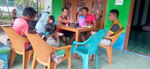 Jalin Kekeluargan, Pasukan TMMD 110 Kodim 1206/PSB Rujakan Bareng Warga